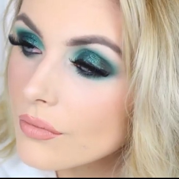 Revolution Forever Flawless Good Vibes Chilled Vibes Eye Shadow Palette NEW - Picture 10 of 12